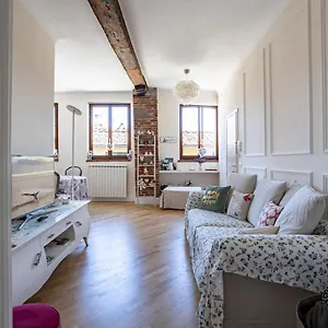 lucca-central-modern-apt-w-netflix-amazon-prime.it-tuscanyhotel.com/